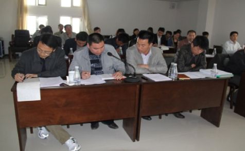 年終總結會議上項目經(jīng)理認真討論